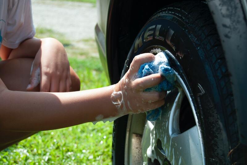 Wash the car wheels