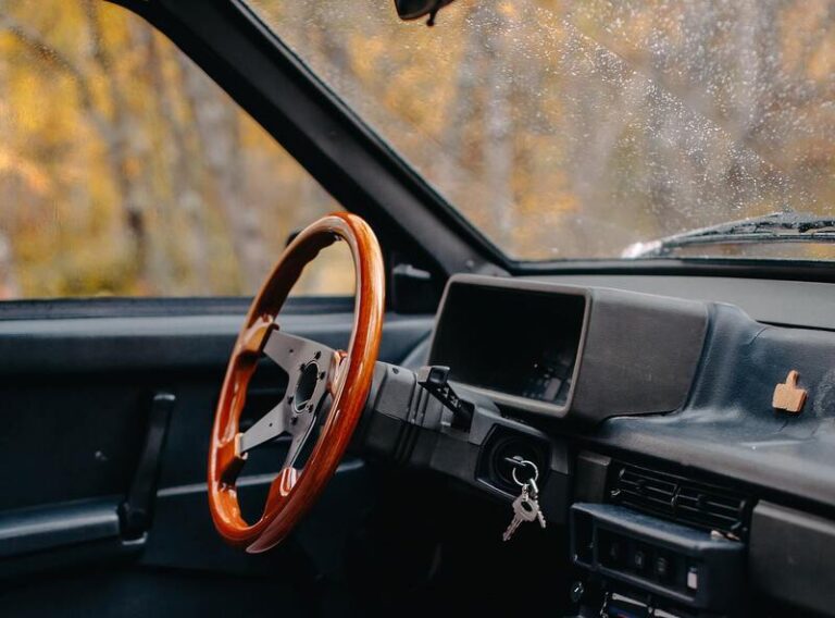 Causes and Solutions of Steering Wheel Locked Up While Car Parked